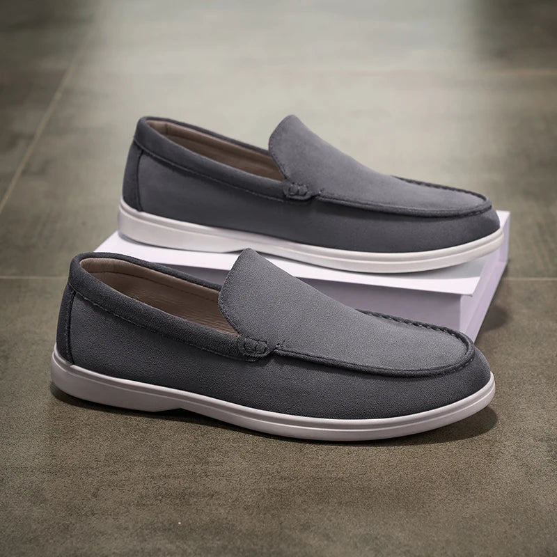 Casual moccasins in vulcanized leather.