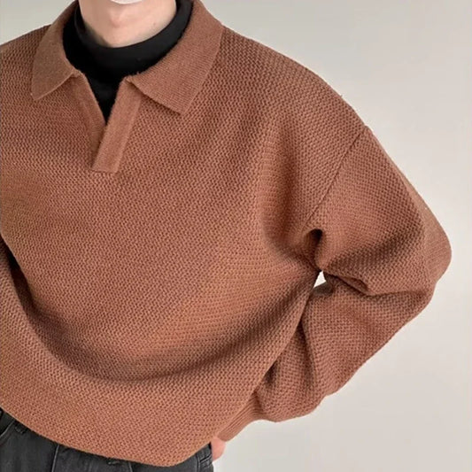 Knitted sweater with lapel.