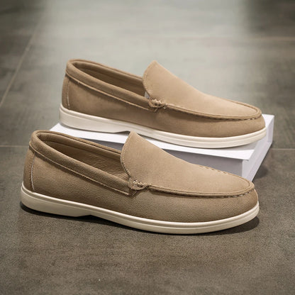 Casual moccasins in vulcanized leather.