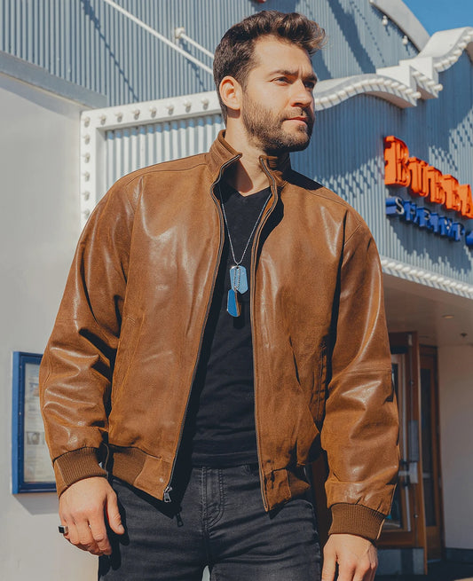 Casual bomber jacket in genuine leather with a high collar.