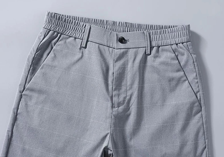 Checkered trousers in refreshing silk.