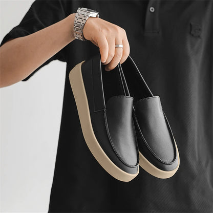 Slip-on moccasins in soft suede.