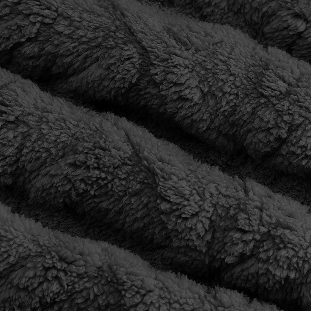 Sports jacket with a velvet hood.