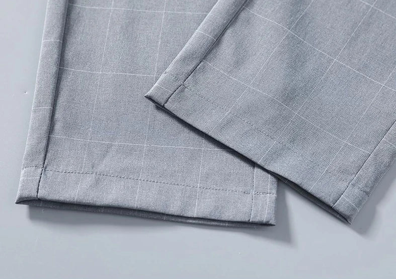 Checkered trousers in refreshing silk.