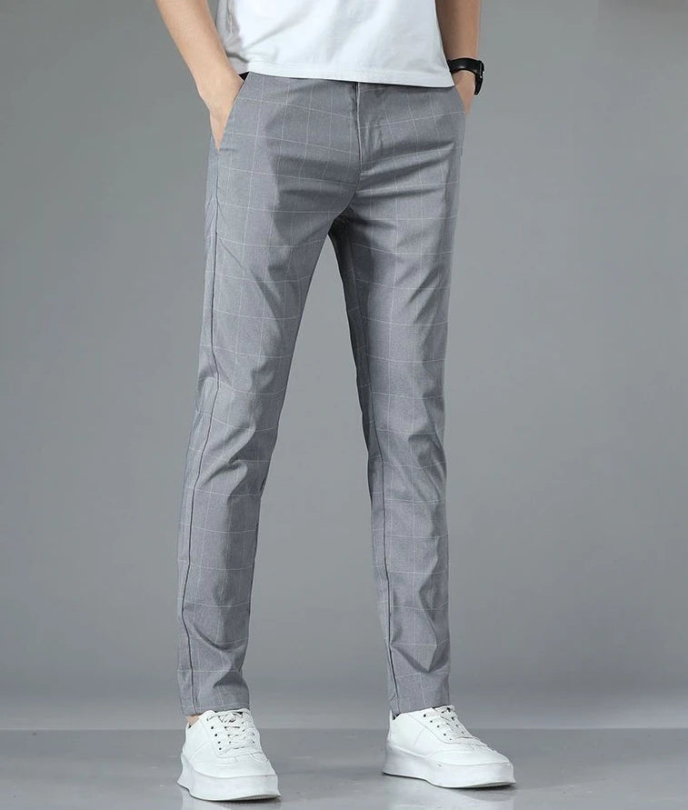 Checkered trousers in refreshing silk.