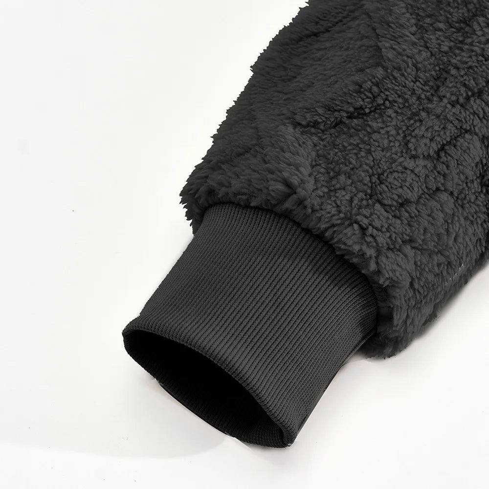 Sports jacket with a velvet hood.