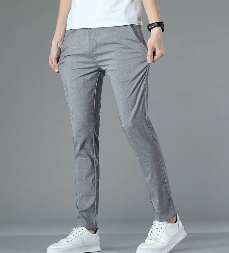 Checkered trousers in refreshing silk.