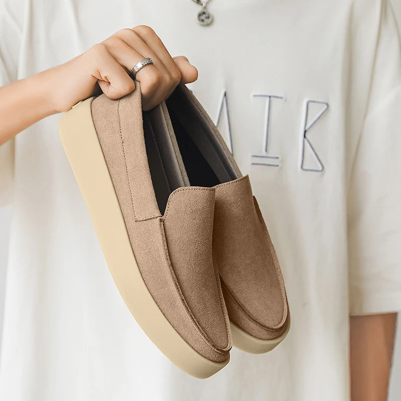 Slip-on moccasins in soft suede.